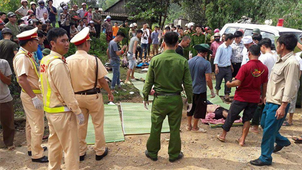 Xe bồn đâm xe khách lao xuống vực, 11 người chết tại chỗ