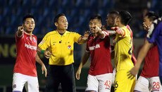 Bầu Tú: “Loại trọng tài quên rút thẻ, bẻ còi, V-League có "Vua" ngoại” Bầu Tú: “Loại trọng tài quên rút thẻ, bẻ còi, V-League có "Vua" ngoại”