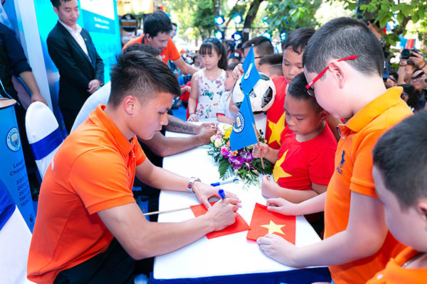 Ôm cúp Ngoại hạng Anh lấy hên, Quang Hải muốn vô địch AFF Cup