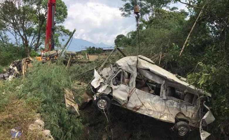 Tai nạn 13 người chết ở Lai Châu: Tài xế đổ dốc sai kỹ thuật