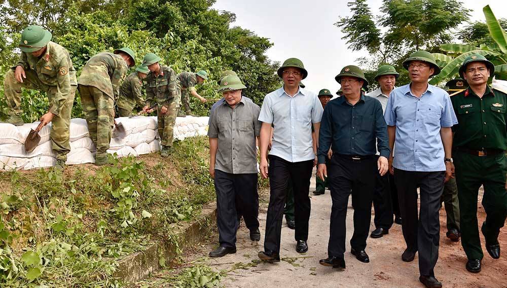 Phó Thủ tướng Trịnh Đình Dũng cùng lãnh đạo tỉnh Quảng Ninh thị sát, đôn đốc, động viên lực lượng ứng phó Bão MangKhut