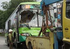 Hàng chục người hoảng loạn trong xe buýt bị tông liên hoàn