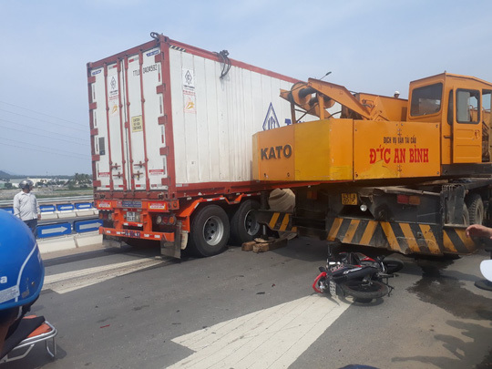 Xe máy bị xe container kéo lê trên cao tốc Đà Nẵng - Quảng Ngãi: 1 người chết