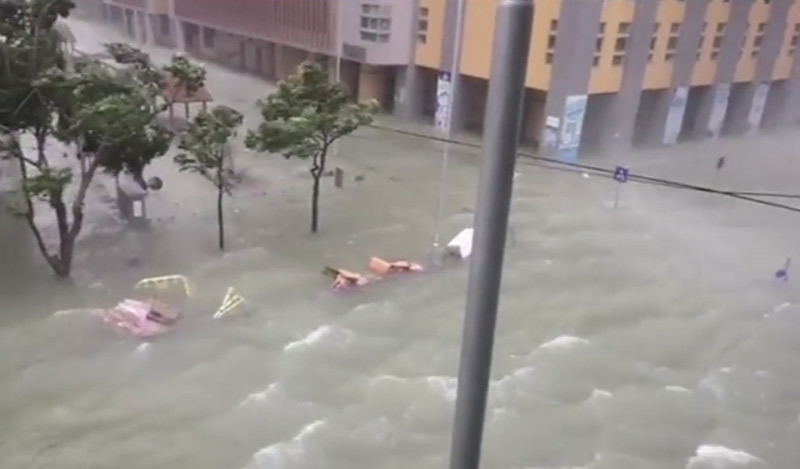 Siêu bão Mangkhut càn quét Hong Kong