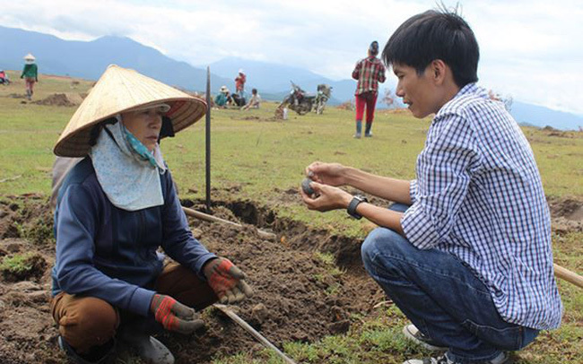 Phú Yên: Đổ xô đi đào loài đá đen lấp lánh dưới đáy hồ thủy điện