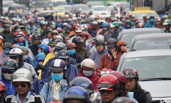 Cửa ngõ Sài Gòn tê liệt sau mưa, nghìn người lê lết đi làm muộn