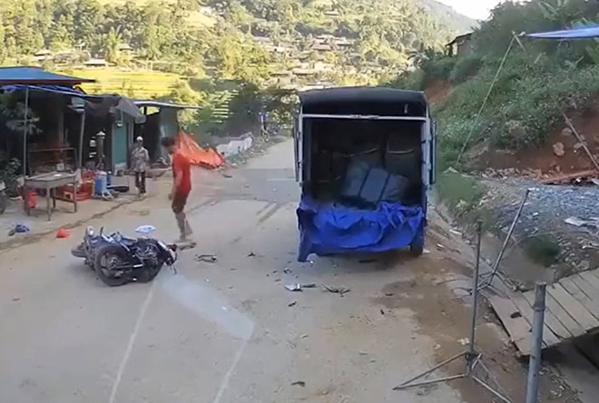 Lái xe tải đỗ lề đường có lỗi không khi người khác tông vào tử vong?