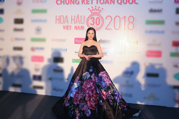 Phạm Thùy Dung quyến rũ trên thảm đỏ Hoa hậu Việt Nam