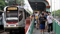 Đoàn tàu cổ giữa Hong Kong nhớ leng keng trên phố Hà Nội Đoàn tàu cổ giữa Hong Kong nhớ leng keng trên phố Hà Nội