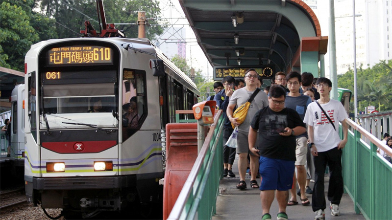 Đoàn tàu cổ giữa Hong Kong nhớ leng keng trên phố Hà Nội