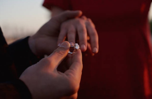 Chùn bước trước hôn nhân vì vết sẹo tự tử trên cổ tay bạn gái