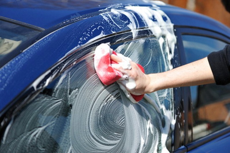 Tự rửa ô tô tại nhà chớ mắc sai lầm tai hại này kẻo xe càng 'ngốn' tiền hơn