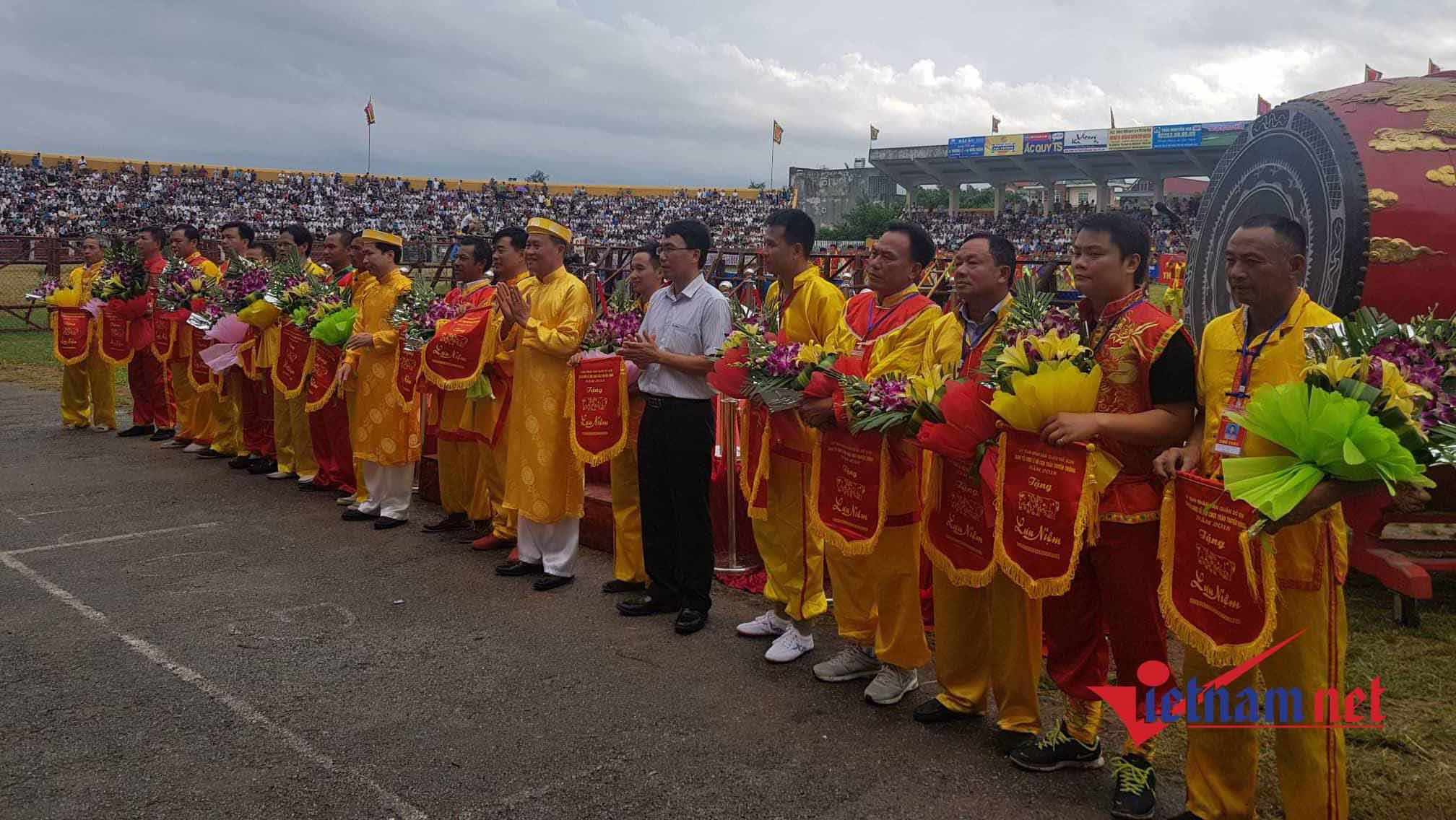 Vé gửi xe siêu đắt tại lễ hội chọi trâu Đồ Sơn