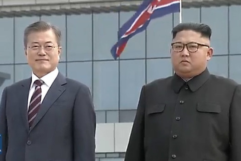 Vợ chồng ông Kim Jong Un ra sân bay đón Tổng thống Hàn