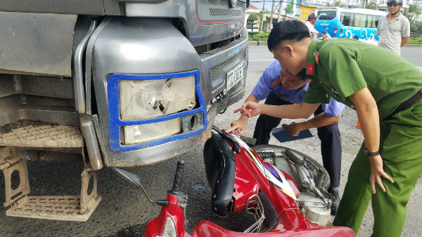 Cụ ông chết thảm dưới bánh xe tải