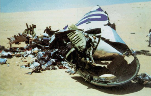 Ngày này năm xưa: Máy bay bị gài bom nổ tung trên sa mạc Sahara