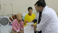 Bộ trưởng Y tế tặng quà trung thu cho bệnh nhi ung thư Bộ trưởng Y tế tặng quà trung thu cho bệnh nhi ung thư