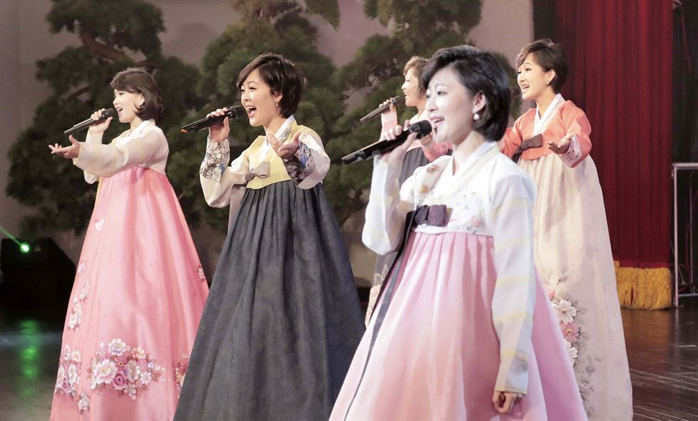 Lãnh đạo Hàn-Triều xem biểu diễn nghệ thuật, ăn tối
