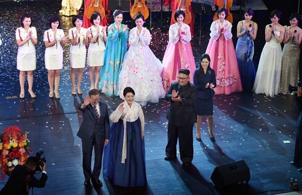 Lãnh đạo Hàn-Triều xem biểu diễn nghệ thuật, ăn tối