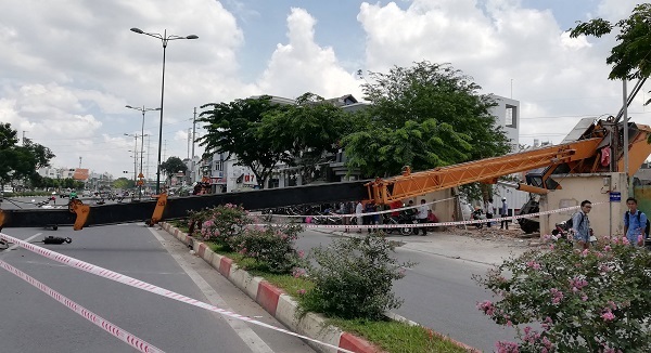Cần cẩu sập trên đại lộ lớn nhất Sài Gòn, nhiều người tháo chạy