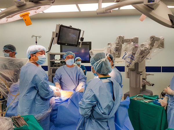 BS Nhật thoát ung thư tiền liệt tuyến nhờ robot phẫu thuật