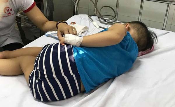 Để mặc con khóc mà không dỗ, ông bố Hà Nội suýt mất con vì bé khóc đến co giật và bất tỉnh