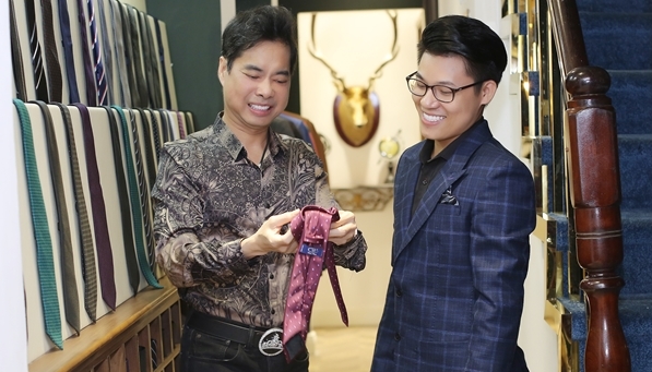 Ngọc Sơn đưa con nuôi đi mua sắm