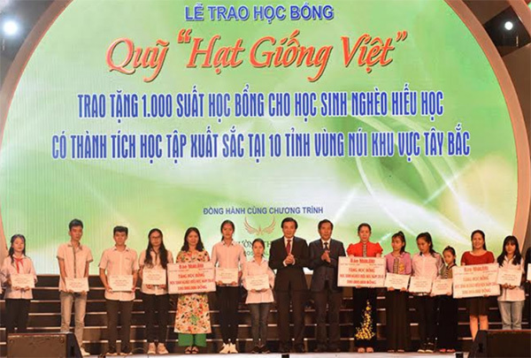 Học bổng Hạt Giống Việt tặng 1000 HS miền núi phía Bắc