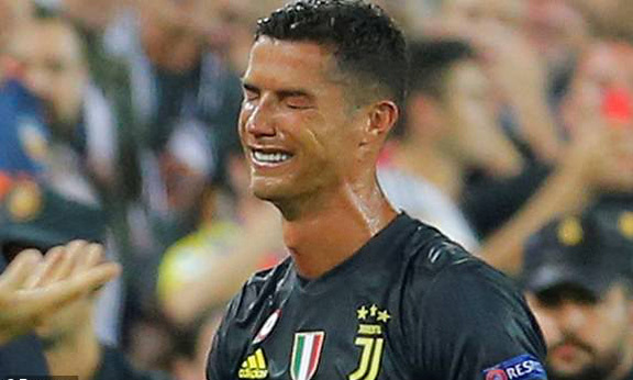 Ronaldo khóc nức nở vì bị đuổi khỏi sân