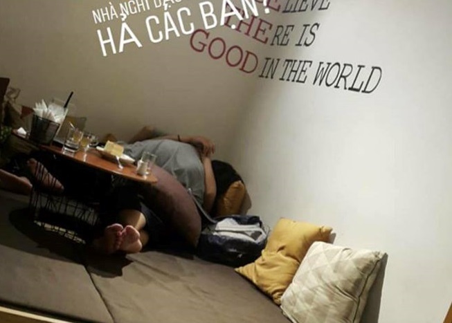 Cặp đôi hôn nhau trong quán cà phê ở Hà Nội gây xôn xao