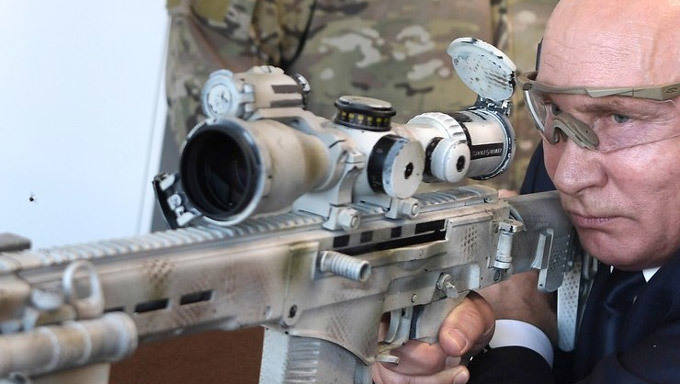 Putin đích thân thử súng trường mới