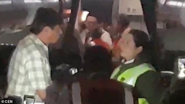 Du khách đòi tiếp viên cho máy bay hạ cánh vì 'quá nóng'