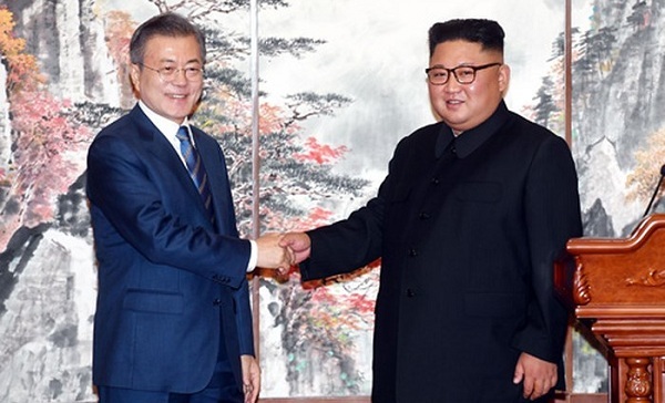 Lãnh đạo Hàn - Triều cùng thăm đỉnh núi thiêng