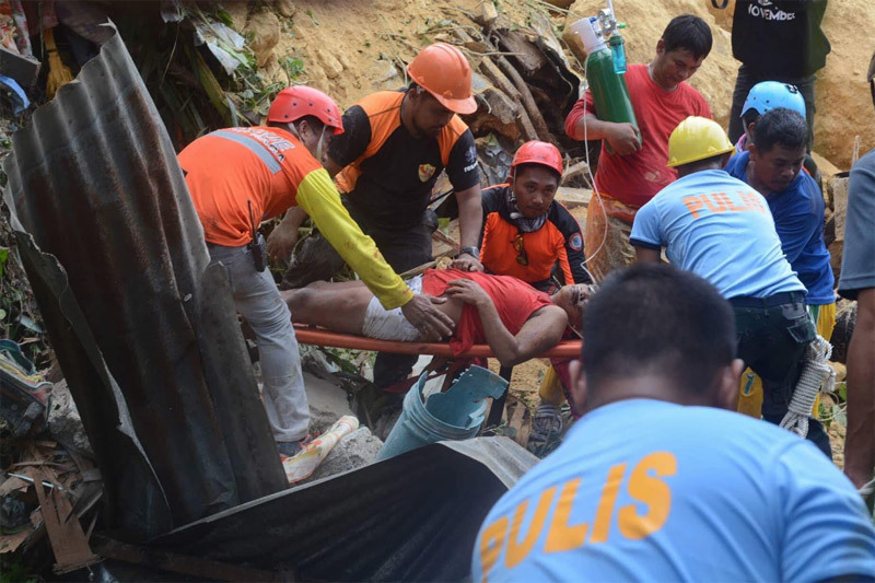 Tiếng kêu đau đớn dưới hàng chục ngôi nhà bị đất vùi ở Philippines