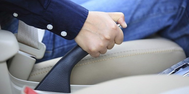 Phanh tay truyền thống dần biến mất trên ô tô đời mới