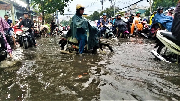 Mưa xối xả cuối chiều, người Sài Gòn lại 'tả tơi' bởi lội nước, kẹt xe