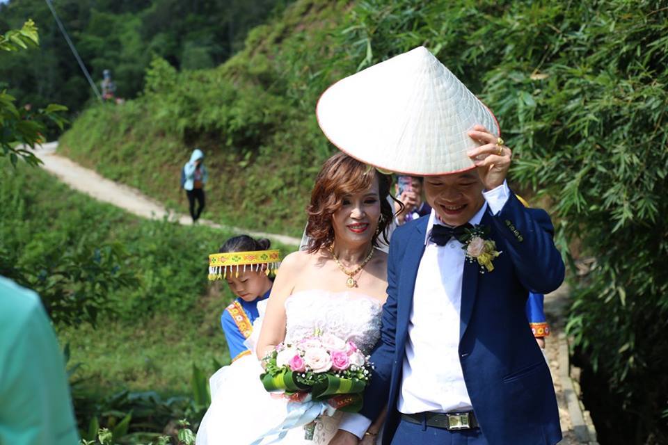 Cô dâu 61 tuổi lội suối, băng rừng về nhà chồng