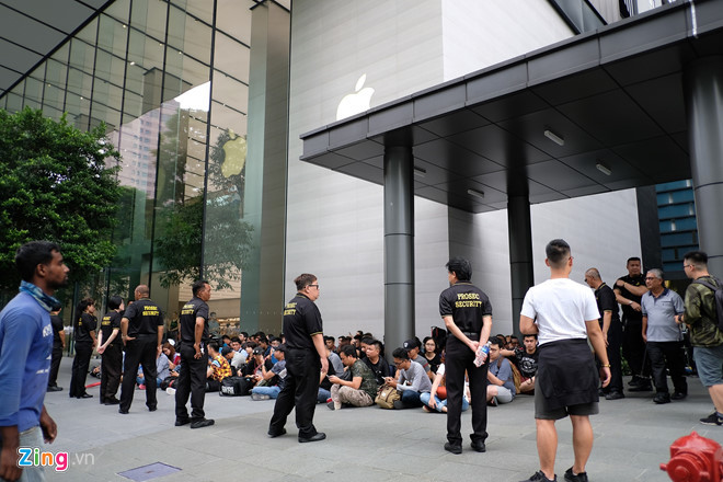 Một số người Việt Nam đến Singapore mua iPhone bị từ chối nhập cảnh