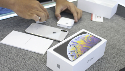 Mở hộp chiếc iPhone XS Max đầu tiên về Việt Nam giá 68 triệu đồng