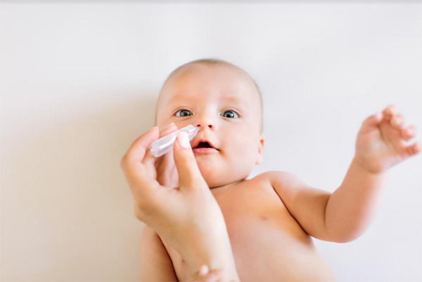 Vệ sinh mắt, mũi giúp trẻ không dễ ốm khi giao mùa