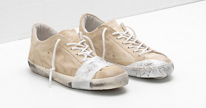 Đôi giày bẩn, rách rưới giá 12 triệu đồng gây tranh cãi