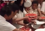 Kinh hoàng cảnh tranh cướp ăn buffet của du khách Trung Quốc