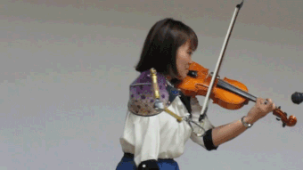 Màn biểu diễn violon đầy nghị lực của nữ y tá mất một cánh tay