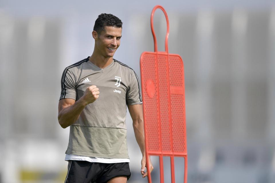 Ronaldo cười tươi, thở phào có thể cùng Juventus đấu MU