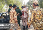 Khoảnh khắc các tay súng táo tợn nã đạn vào đoàn diễu binh Iran