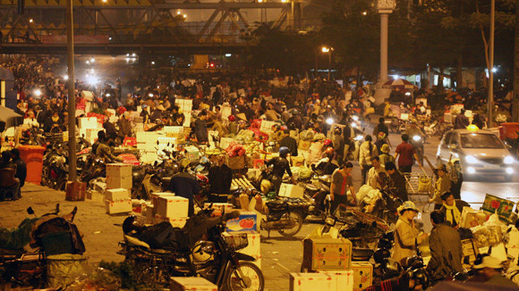 Tố cáo bị bảo kê, tiểu thương chợ Long Biên bị 'khủng bố'