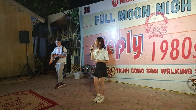 Du khách nước ngoài bất ngờ trước không gian Trung thu thời bao cấp ở Hà Nội