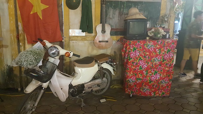 Du khách nước ngoài bất ngờ trước không gian Trung thu thời bao cấp ở Hà Nội