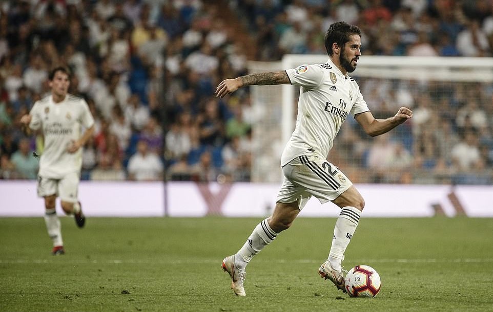 Real Madrid tạm chiếm ngôi đầu nhờ công nghệ VAR