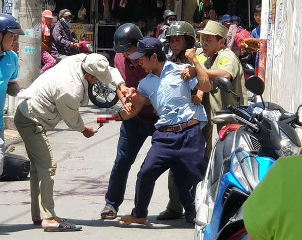 Tố bị quỵt tiền công, một người cướp dao rạch tay giữa chợ